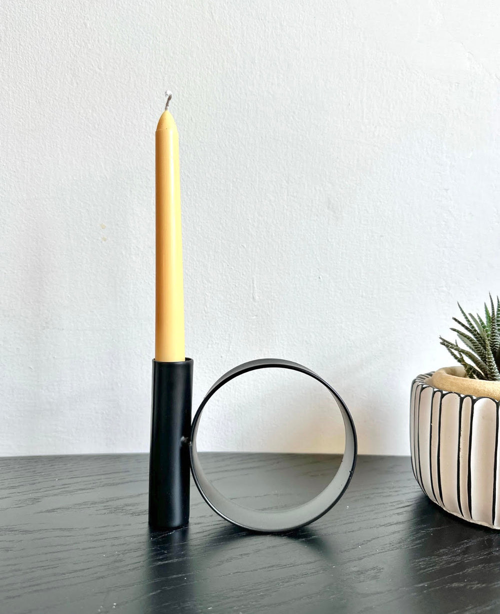 פמוט שחור עגול לנר