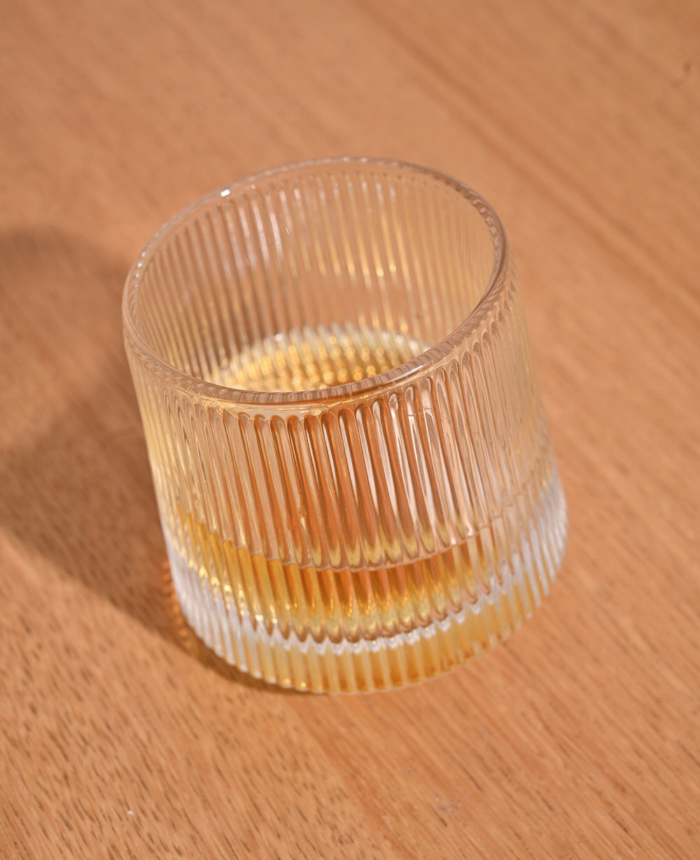כוס זכוכית וויסקי מסתובבת