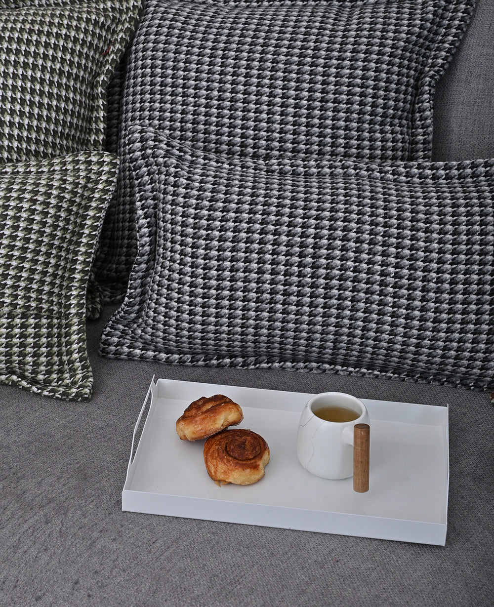 כרית אייטיז שחורה (B2B)