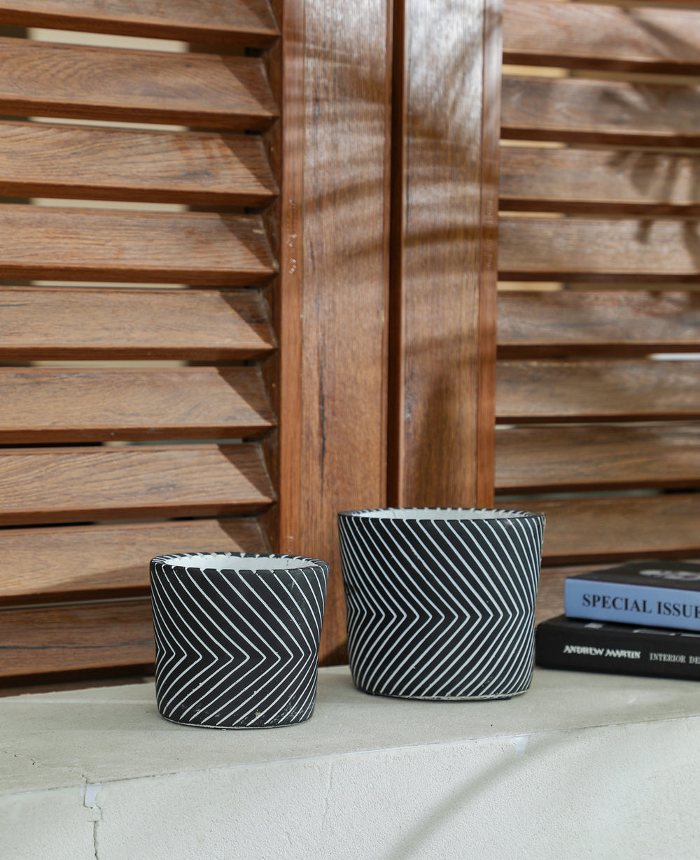 עציץ בטון וי שחור (B2B)