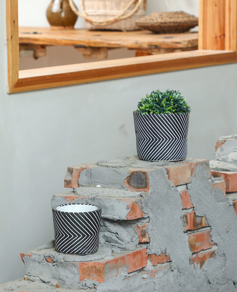 עציץ בטון וי שחור (B2B)