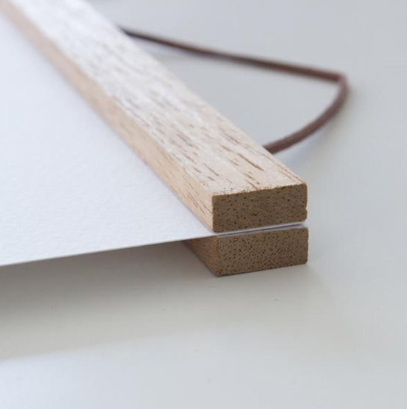 מתלה עץ לפוסטר